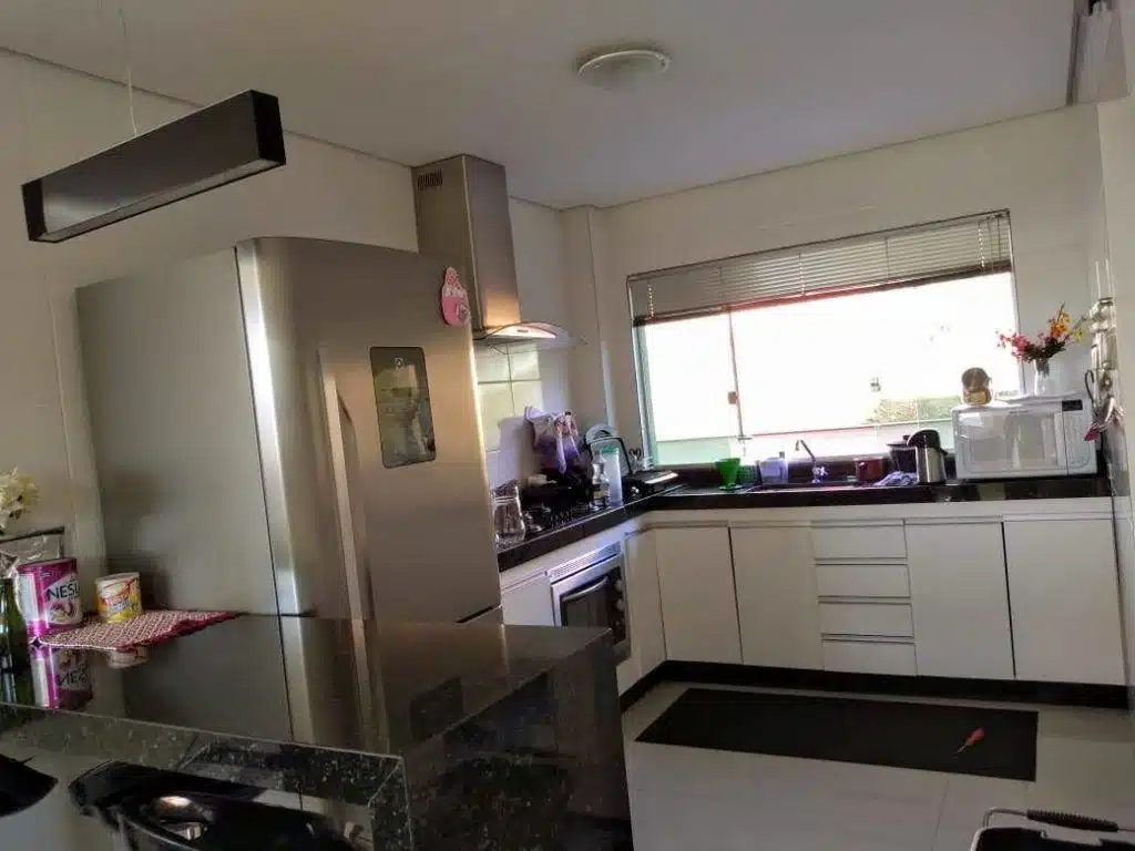 Depoimentos 2 Cozinha branca antes da transformação