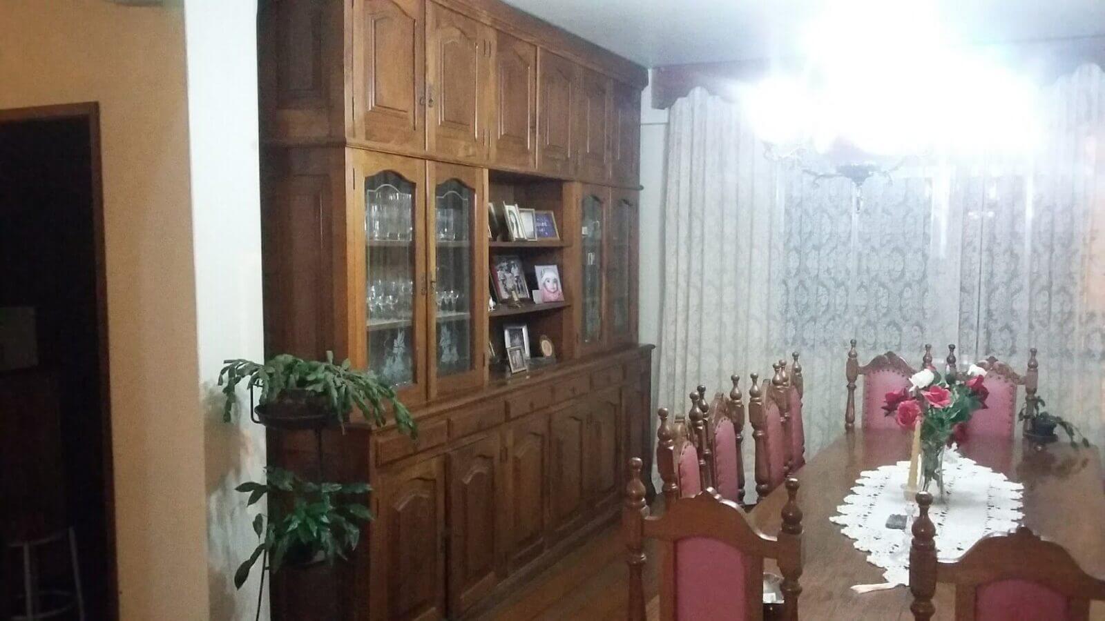 mesa de jantar com cristaleira em jacarandá