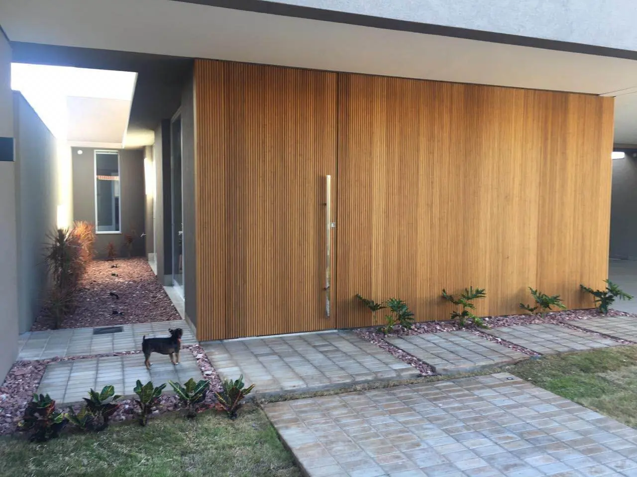 Parede revestida em MDF com porta de passagem