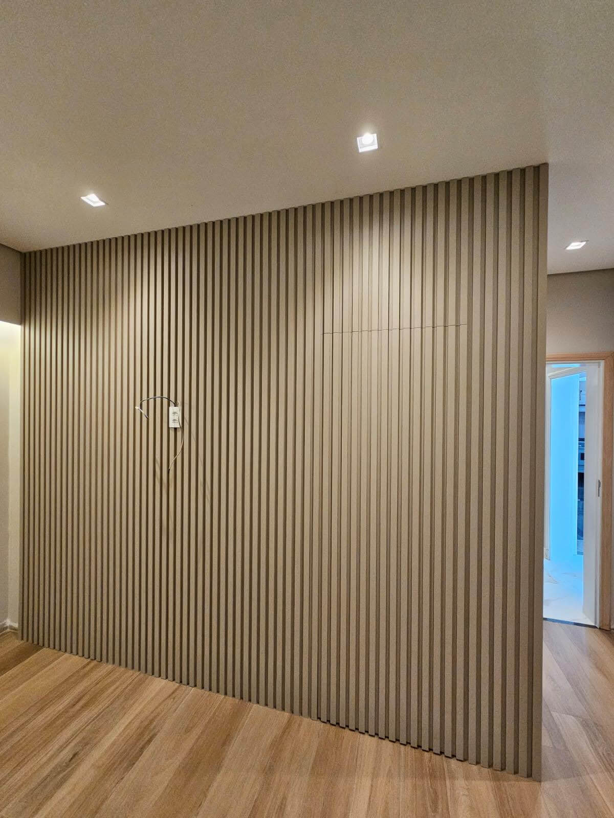Porta Mimetizada ou porta oculta fechada em Painel