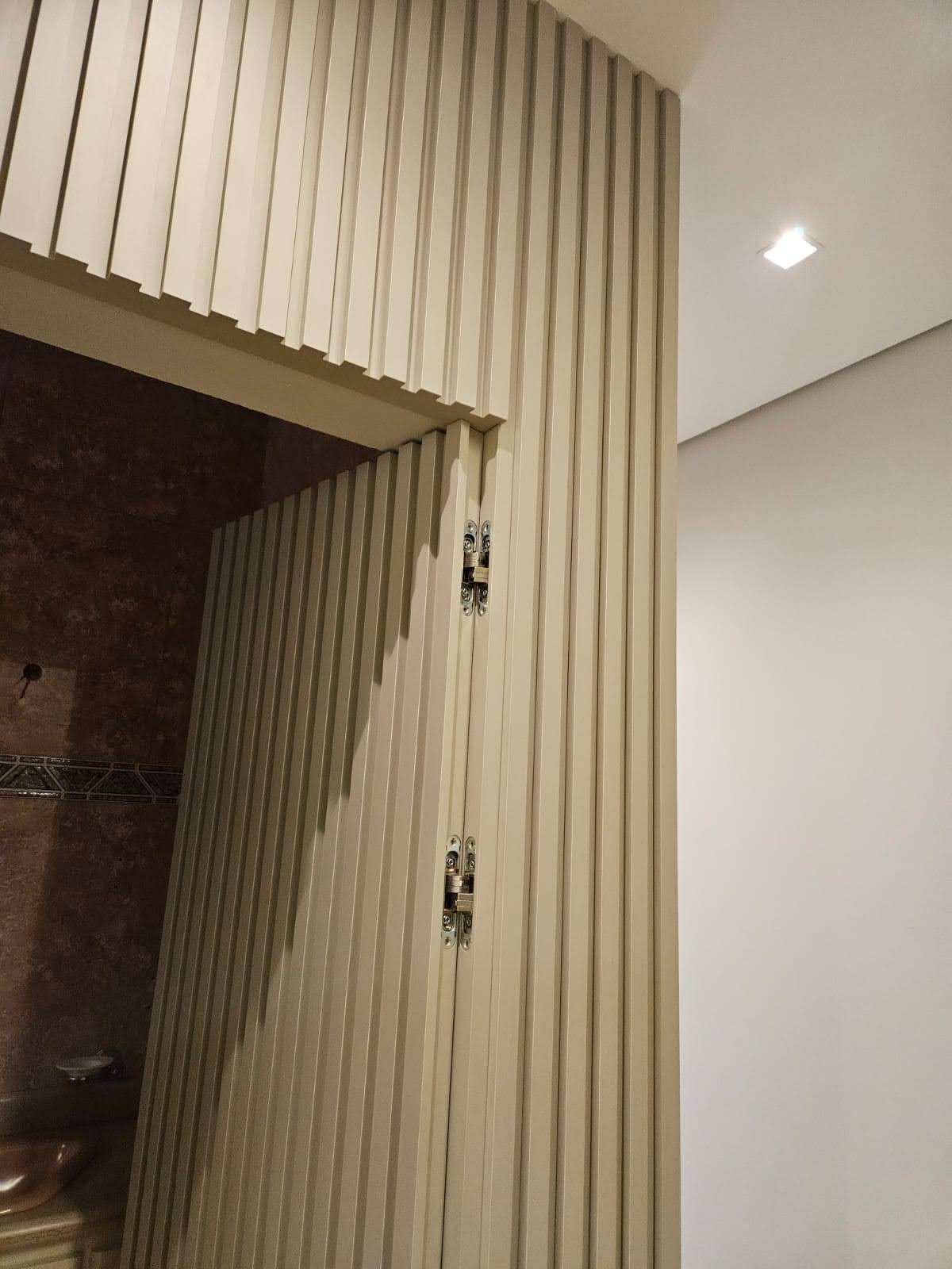 Detalhe da dobradiça da porta mimetizada ou porta oculta