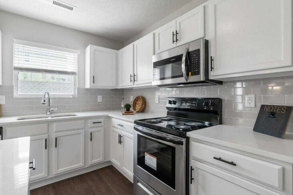 contemporary white kitchen interior design Puxadores Haste