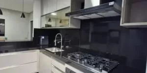 Cozinha Personalizada com MDF Gianduia e Vidro Reflecta Bronze em Estilo Contemporâneo