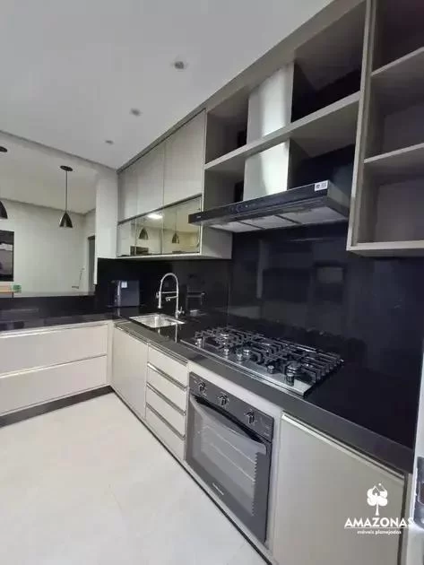 Cozinha Personalizada com MDF Gianduia e Vidro Reflecta Bronze em Estilo Contemporâneo