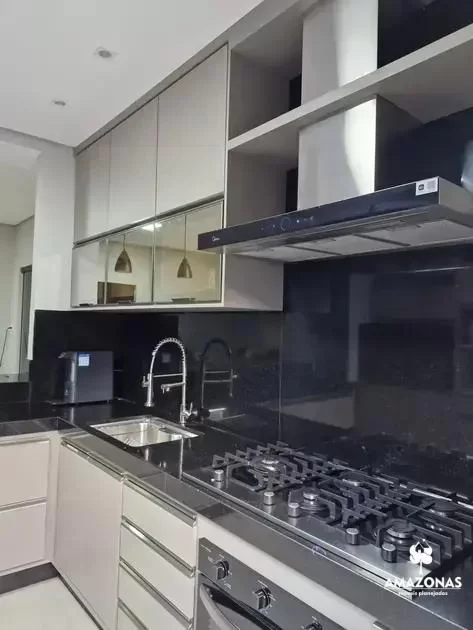  Portas com Alumínio Champanhe e Vidro Reflecta Bronze: Um Toque Sofisticado