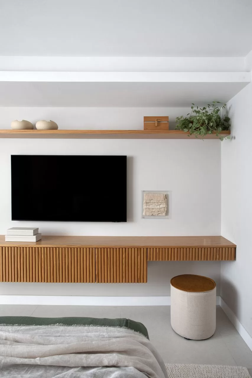Este móvel virou tendência e faz sua sala parecer maior em segundos 7 rack ripado suspenso 2