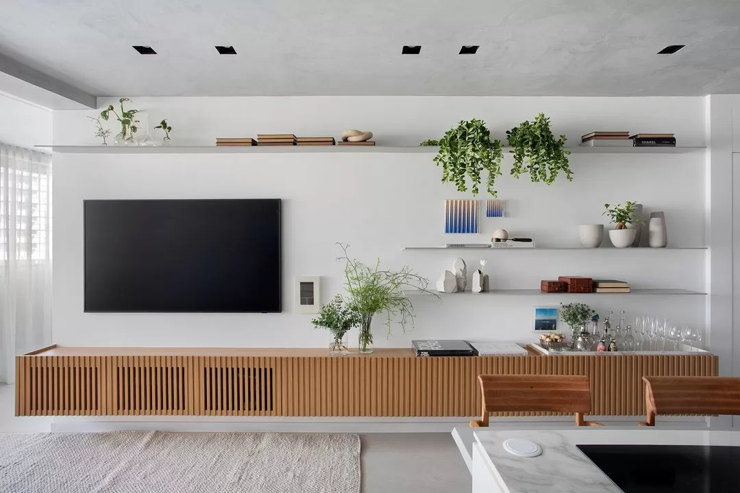 Este móvel virou tendência e faz sua sala parecer maior em segundos 2 rack ripado suspenso