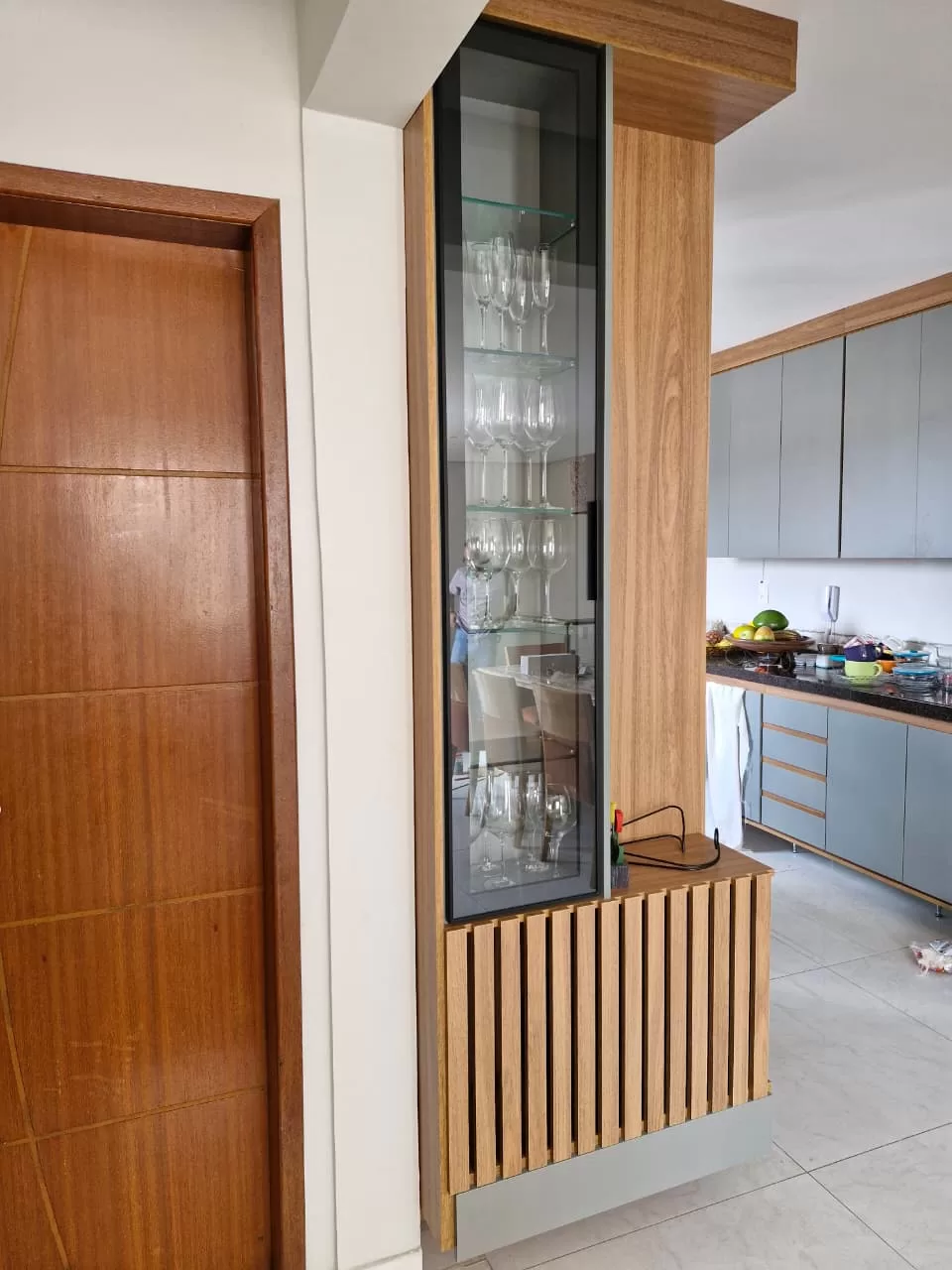 Módulo com ripado vertical em MDF Freijó — cozinha planejada Amazonas Planejados