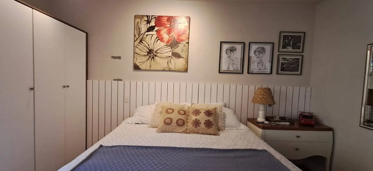 Quarto de hóspedes planejado em MDF Branco com cabeceira ripada, projeto em parceria com a arquiteta Carol Antonucci da Micra Arquitetura, executado pela Amazonas Planejados em Conselheiro Lafaiete