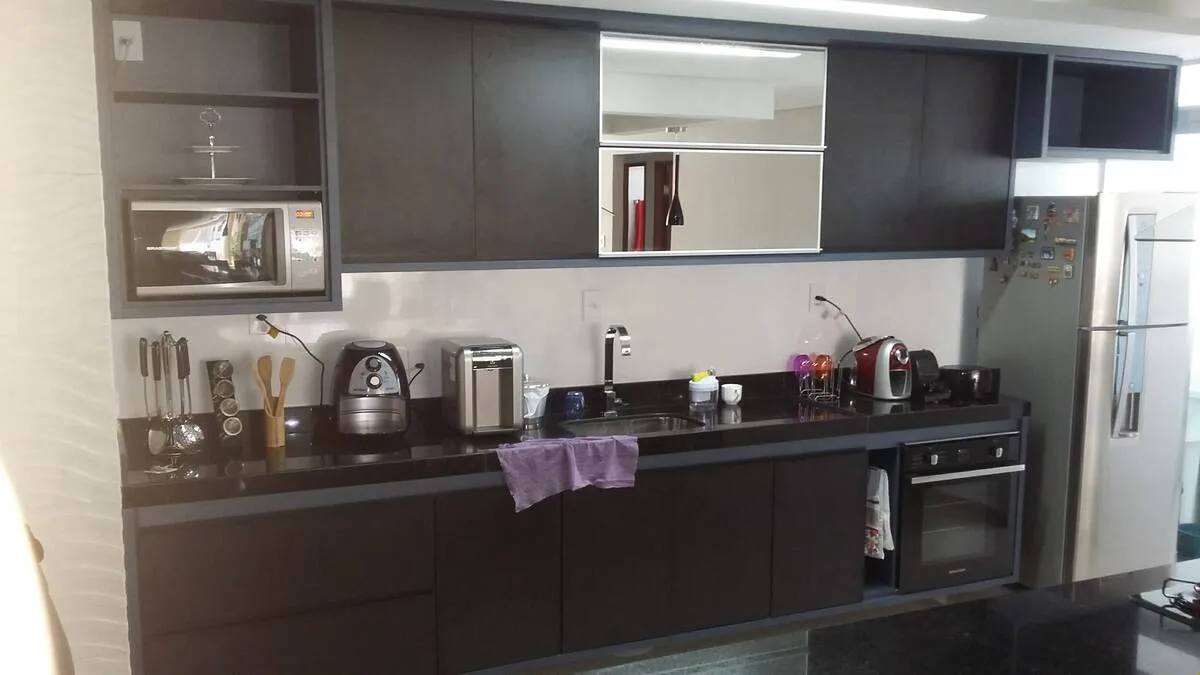 Cozinha planejada em MDF Preto Trama e Azul Sirena Duratex com puxadores cava e portas em perfil cinza anodizado com vidro espelhado, Bairro Campo Alegre, Conselheiro Lafaiete, executada pela Amazonas Planejados