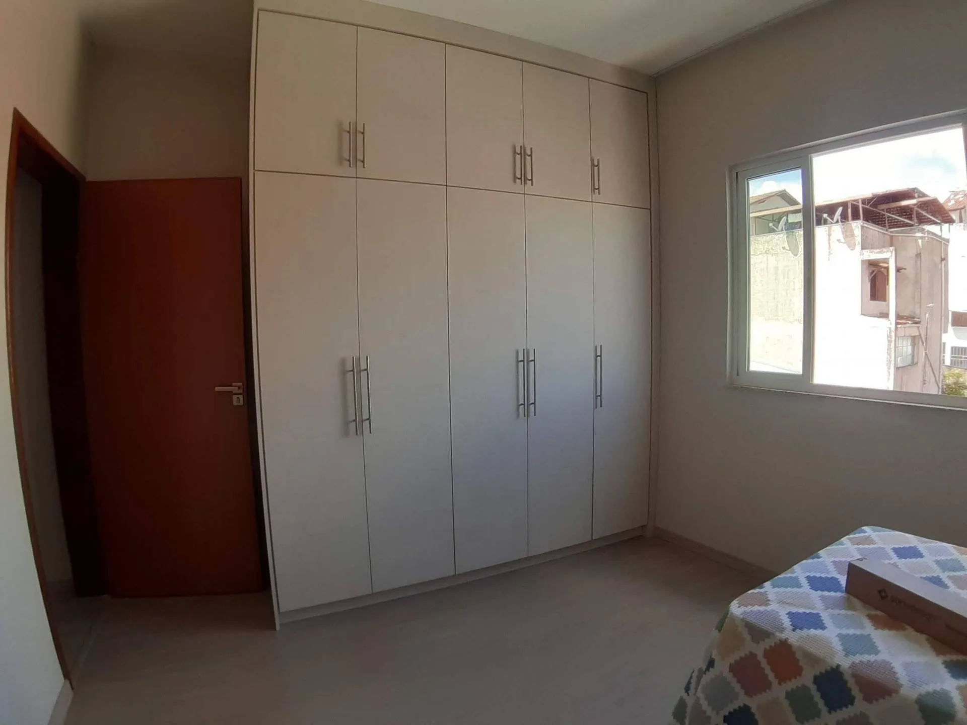 Quarto de solteiro planejado em MDF Lineo Têxtil Duratex, executado pela Amazonas Planejados no Centro de Conselheiro Lafaiete