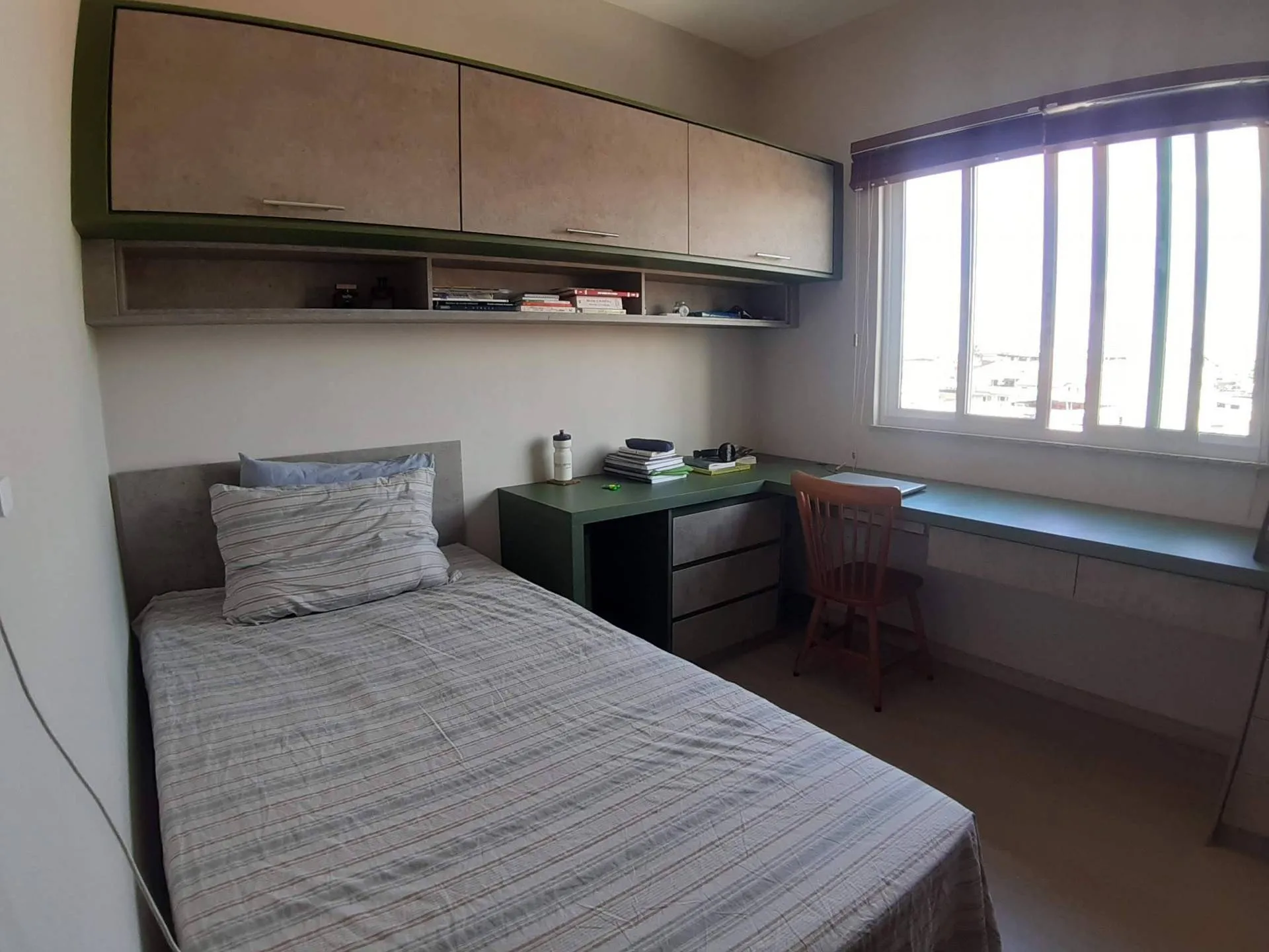 Quarto de solteiro planejado em MDF Rocha Rara e Verde Floresta Duratex com bancada de estudos e cama com gavetões, executado pela Amazonas Planejados em Conselheiro Lafaiete