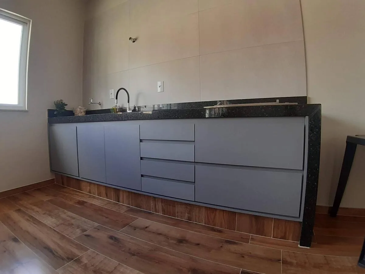 Cozinha planejada em MDF Cinza Sagrado Duratex com dobradiças e corrediças soft close, executada pela Amazonas Planejados no Centro de Conselheiro Lafaiete