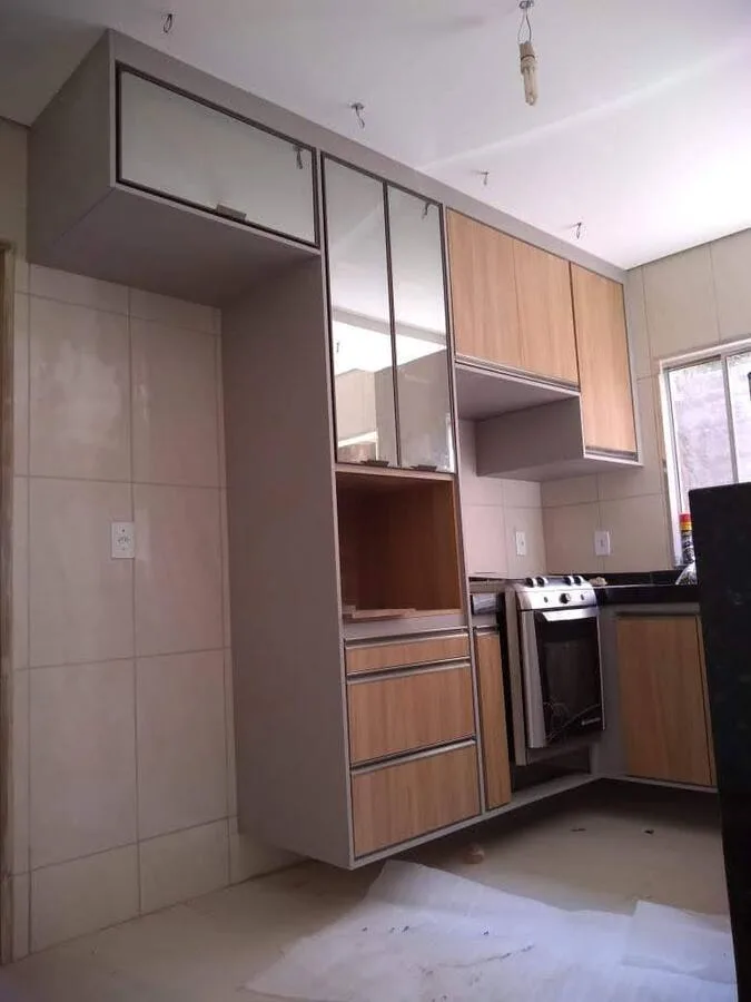 Cozinha planejada em U em MDF Titânio e Carvalho Hanover com portas em perfil alumínio champanhe e vidro Reflecta Bronze, executada pela Amazonas Planejados em Conselheiro Lafaiete