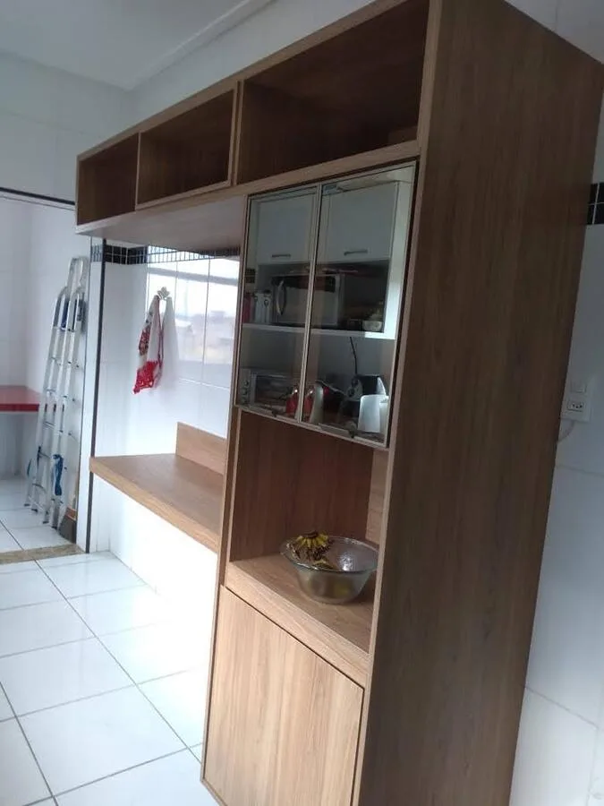 Cozinha planejada em MDF Carvalho Hanover com 2 portas em perfil alumínio champanhe e vidro Reflecta Bronze, executada pela Amazonas Planejados em Conselheiro Lafaiete
