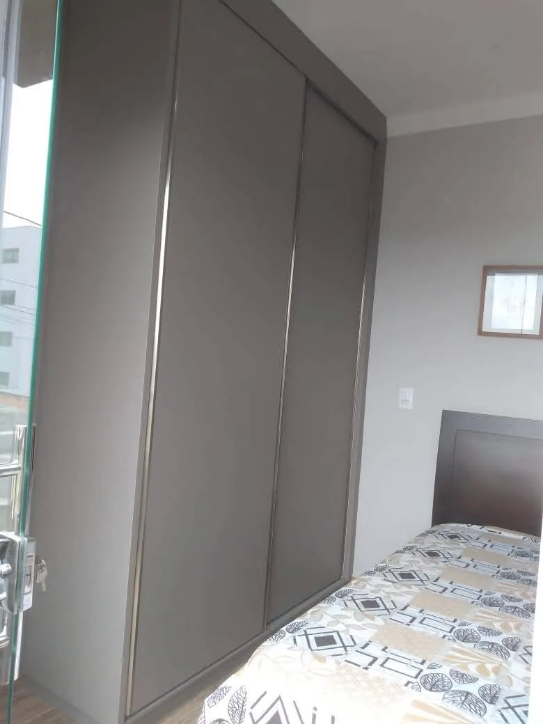 Quarto de casal planejado em MDF Pérola Urbana Duratex, Bairro Novo Horizonte, Conselheiro Lafaiete, executado pela Amazonas Planejados