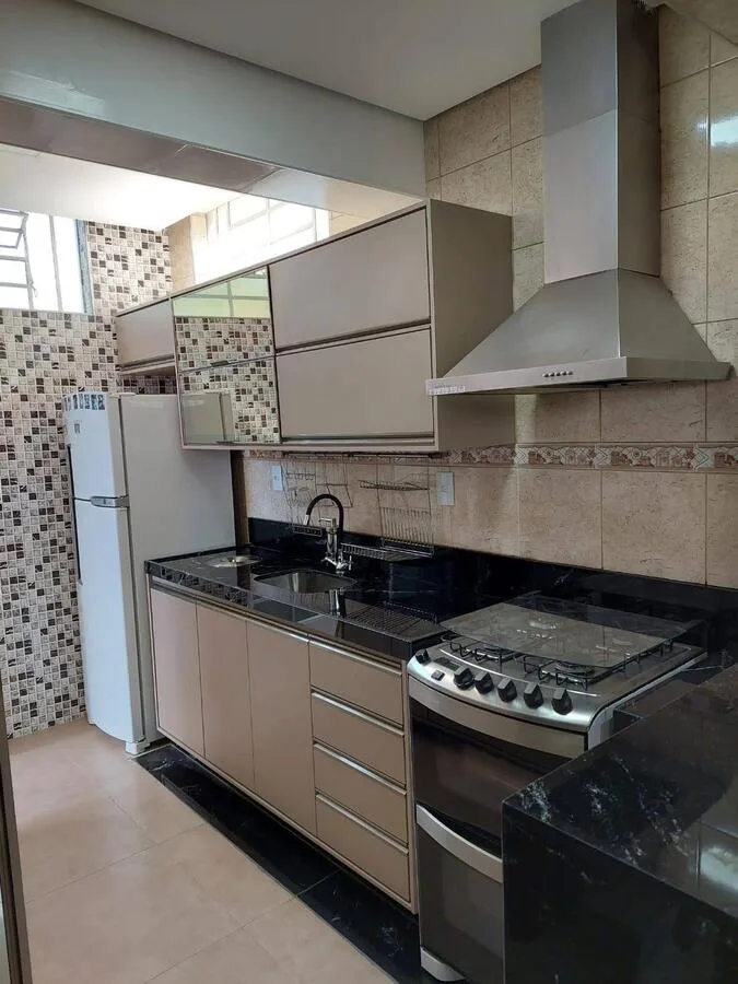 Cozinha planejada em MDF Pérola Urbana Duratex com portas em perfil champanhe e vidro Reflecta, executada pela Amazonas Planejados em Conselheiro Lafaiete