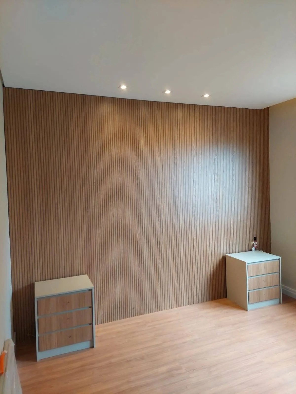 Painel de quarto com mesas de cabeceira integradas ocultando segunda coluna estrutural em MDF Brise Duratex, Bairro Quinta das Flores, Conselheiro Lafaiete, executado pela Amazonas Planejados