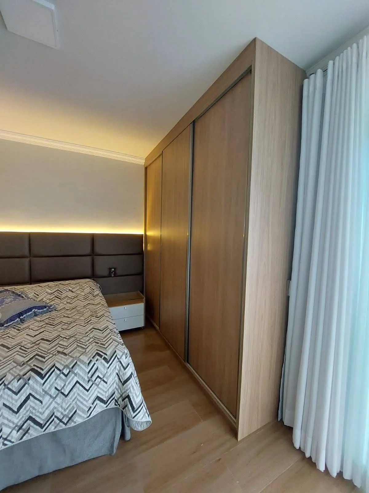 Guarda-roupa de casal planejado com portas de correr em MDF Carvalho Malva Duratex, executado pela Amazonas Planejados em Conselheiro Lafaiete