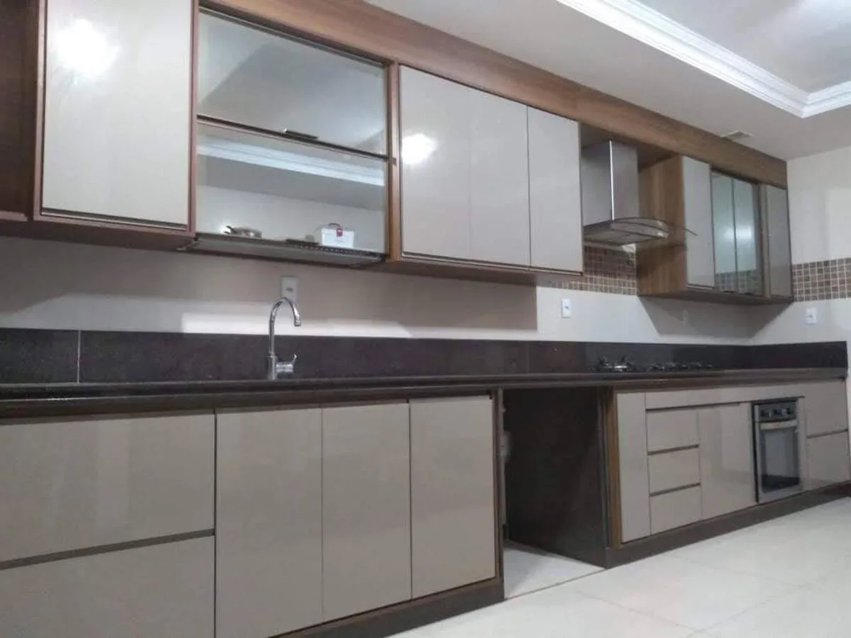 Cozinha planejada em MDF Nogueira Caiena e Gianduia Cristallo Duratex, executada pela Amazonas Planejados em Congonhas MG