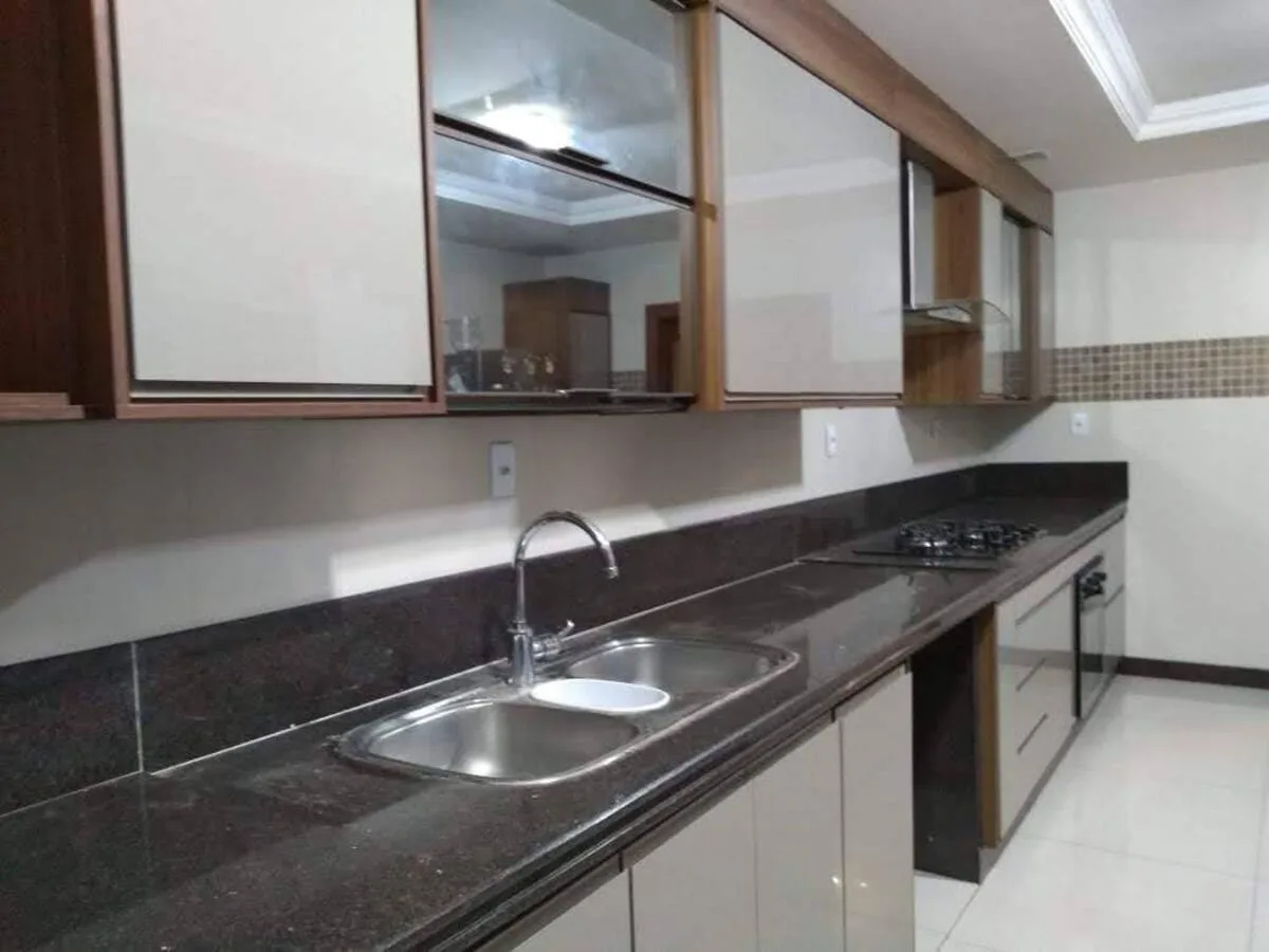 Cozinha planejada em MDF Nogueira Caiena e Gianduia Cristallo Duratex, segundo ângulo, executada pela Amazonas Planejados em Congonhas MG