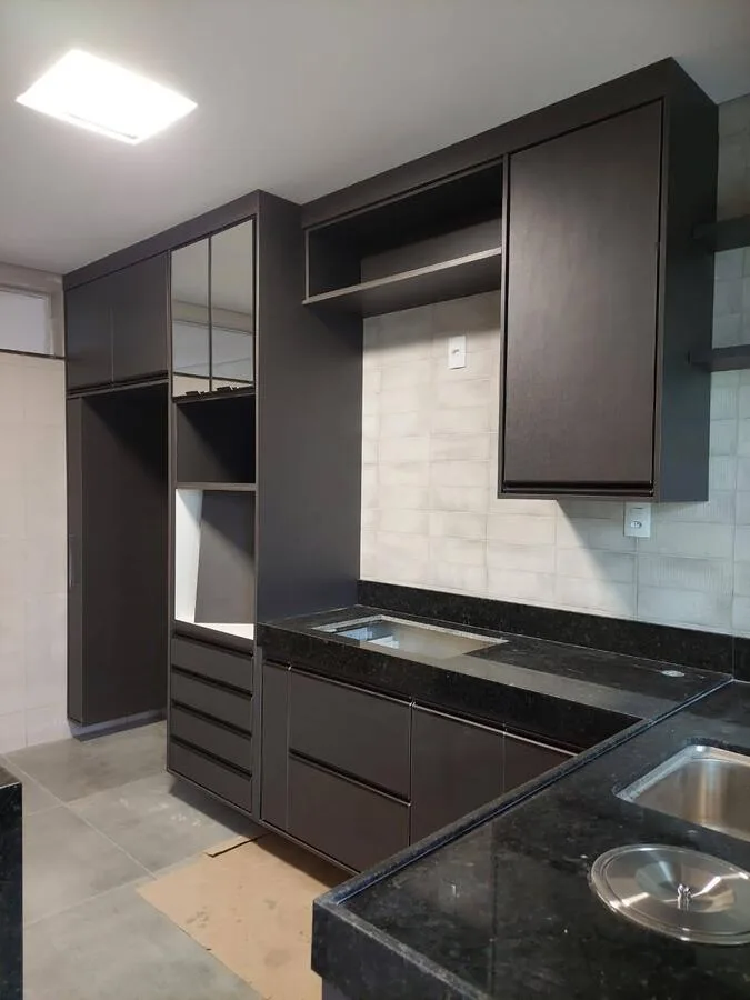 Cozinha planejada em L em MDF Grafite Trama com portas em perfil preto e vidro Reflecta Prata, Bairro Santuário, Conselheiro Lafaiete, executada pela Amazonas Planejados