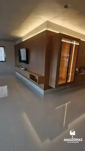 Sala planejada com cristaleira suspensa com LED e prateleiras em vidro, Condomínio Omega, Bairro Inconfidentes, Conselheiro Lafaiete, executada pela Amazonas Planejados