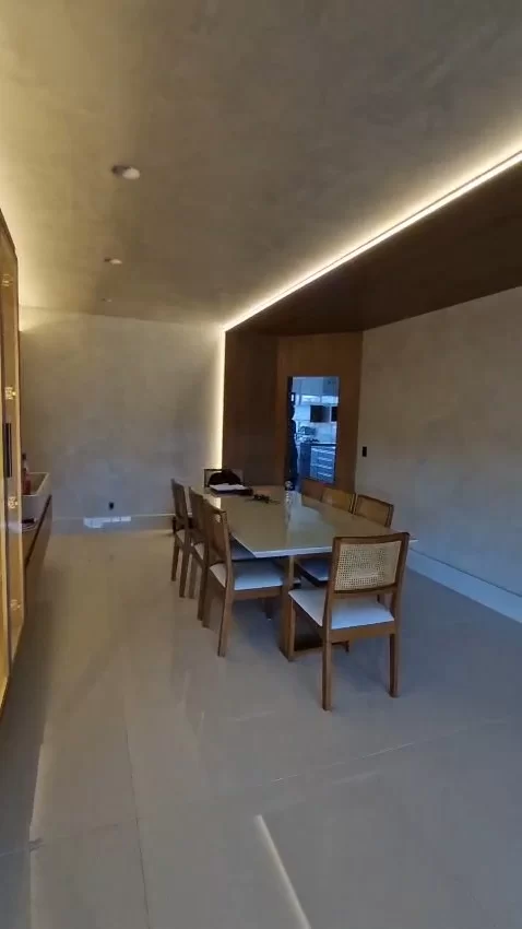 Revestimento de parede e teto em MDF Itapuã Duratex com perfil de LED, Condomínio Omega, Conselheiro Lafaiete, executado pela Amazonas Planejados